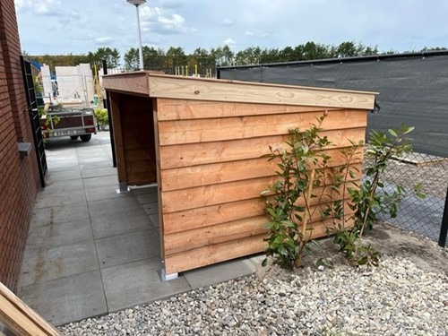 Fietsenschuur Douglas zwart gecoat | Model 2 | montage op locatie | 220cm breed x 200cm diep-2